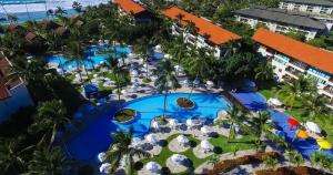 嘎林海斯港Marulhos Suites Resort的享有度假村游泳池的空中景致