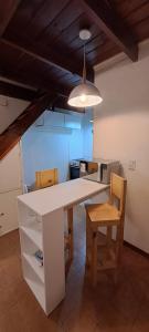 乌斯怀亚Sur viajes的厨房配有白色的桌子和两把椅子