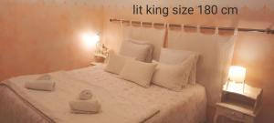 格雷乌莱班clos coutin的卧室配有白色的床和2个枕头
