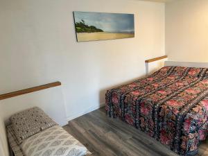 伯纳比Beautiful Home in Burnaby (Metrotown Area)的一间卧室配有一张床和一把椅子