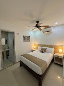卡塔赫纳马格达莱纳酒店的一间卧室配有一张床和吊扇