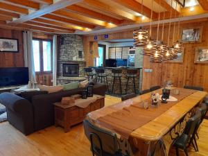 欧苏瓦Chalet Aussois, 6 pièces, 14 personnes - FR-1-508-28的客厅配有一张大木桌和一张沙发。