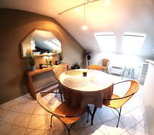 东代恩凯尔克Skyview Suite的一间带桌椅的用餐室