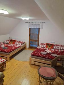 乌帕河畔斯沃博达Chata U lesa的一间卧室设有两张床和窗户。