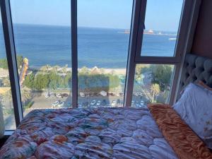 科威特Blue Waves Abu Halifa أمواج الخليج الزرقاء的一间卧室配有一张床,享有海景