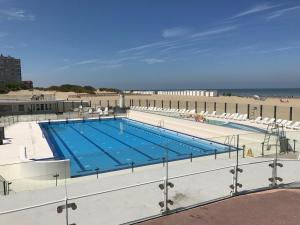 东代恩凯尔克Skyview Suite的海滩旁一座建筑的顶部游泳池