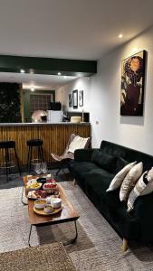 雷泽Loft Rezé的客厅配有绿色沙发和桌子