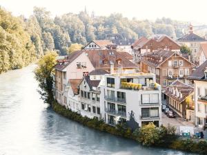 伯尔尼SONNEN Loft Bern - Bed & Breakfast的河畔城镇,有建筑物