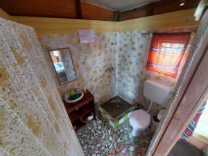 圣多美GENTE D'AQUI Ngê D'ai êê的一间带卫生间和水槽的小浴室