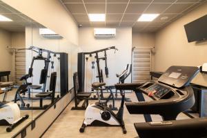图巴朗ibis Tubarão的健身房设有数台跑步机和健身自行车