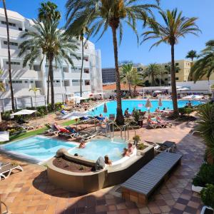 圣巴托洛梅Luxury Apartment Playa del Inglés的享有度假村游泳池的景致。