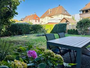 博登斯边的拉多夫采尔Bodensee-Haus IStayUnixI Seenähe-Terrasse-Garten-Netflix-Parkplatz的花园里种满鲜花的野餐桌椅