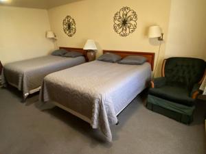 WilburThe Willows Motel的酒店客房,配有两张床和椅子
