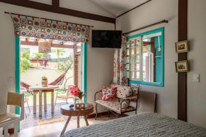 弗洛里亚诺波利斯Paradise Bangalô的一间卧室配有一张床,享有庭院的景色