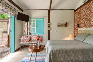 弗洛里亚诺波利斯Paradise Bangalô的一间卧室配有一张床和一张桌子