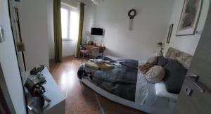 比萨MIGU POINT Pisa的一间卧室配有一张床和一张沙发
