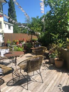 伯尔尼SONNEN Loft Bern - Bed & Breakfast的庭院配有桌椅和植物