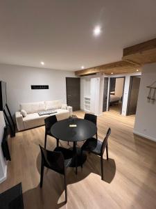 拉布雷斯Superbe appartement neuf avec Sauna privé & Terrasse vue sur la montagne的客厅配有桌子和沙发