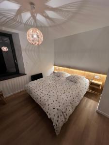 拉布雷斯Superbe appartement neuf avec Sauna privé & Terrasse vue sur la montagne的一间卧室设有一张床和天花板