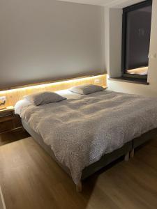 拉布雷斯Superbe appartement neuf avec Sauna privé & Terrasse vue sur la montagne的卧室内的一张带两个枕头的床