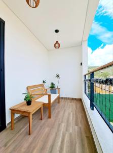 戈亚斯州上帕莱索Casa dos Lírios的一间带长凳的客厅和一个阳台
