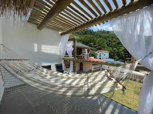 伊利亚贝拉Santomar Guest House的吊床挂在享有美景的房屋内