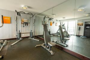 多伦多多伦多机场皮尔逊会议酒店的健身房设有跑步机和镜子