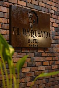 San Juan de AramaHotel El Baquiano的一块砖墙上的标志,上面写着一个巴罗尼诺酒店的字条