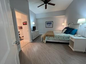 默特尔比奇2501 S Ocean Blvd, 1215 - Ocean View Sleeps 8的一间卧室配有一张床和吊扇