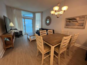 默特尔比奇2501 S Ocean Blvd, 1215 - Ocean View Sleeps 8的用餐室以及带桌椅的起居室。