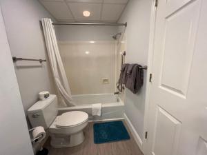 默特尔比奇2501 S Ocean Blvd, 1215 - Ocean View Sleeps 8的一间带卫生间和淋浴的小浴室