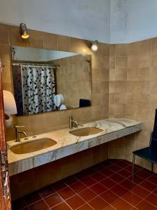 蒙得维的亚Hostel Bohemian House的浴室设有2个水槽和镜子