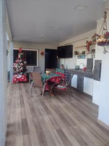 伊瓜苏Cantinho da Sônia的客厅配有桌子和圣诞树