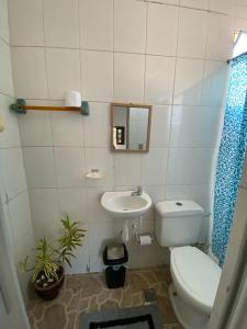 萨夸雷马Casa de Praia Suítes的一间带卫生间和水槽的浴室