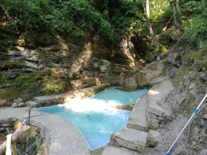 PerinaldoIl Rifugio Di Artemide AGRITURISMO的岩石山中的一个小蓝色的水池