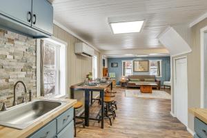 Maine Vacation Rental Less Than 1 Mi to Portage Lake Beach的一个带水槽的厨房和一间客厅