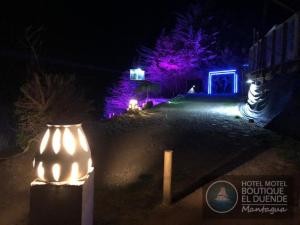 金特罗Hotel Boutique El Duende Mantagua的紫色灯火的房屋的夜景