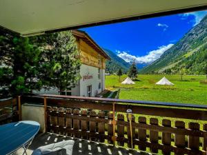 塔什Panorama apartment for 4 near Zermatt的享有田野和山脉美景的阳台。