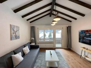 塔什Panorama apartment for 4 near Zermatt的客厅配有沙发和桌子