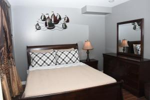 圣约翰斯Sam & Comfort Home的卧室配有一张挂在墙上的带鞋的床