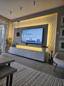 萨拉热窝Villa Aida的客厅设有壁挂式大电视
