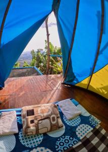 GiganteMano del Gigante Nomada的地板上带两条毛巾和一条毯子的帐篷