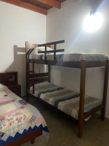 萨迈帕塔Casa Rural Doña Blanca的配有2张双层床的宿舍间