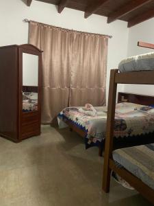 Casa Rural Doña Blanca客房内的一张或多张双层床