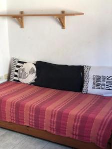 科隆El Aura的一张带条纹棉被的床