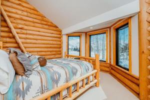 黑利Gorgeous Log Cabin Close to Town with Hot Tub的小木屋卧室设有床和窗户