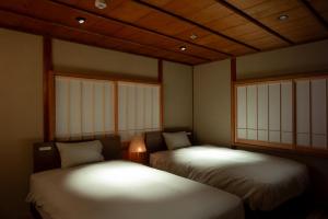 丰冈市willow.的带窗户的客房内设有两张床的房间