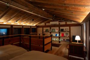 丰冈市willow.的一间卧室配有两张床,并在房间内配有电视