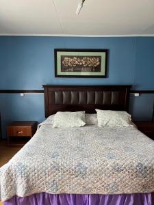蓬塔阿雷纳斯Casa central en Punta Arenas的一间卧室配有一张蓝色墙壁的床