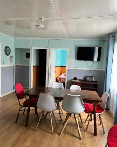 蓬塔阿雷纳斯Casa central en Punta Arenas的一间带桌椅的用餐室